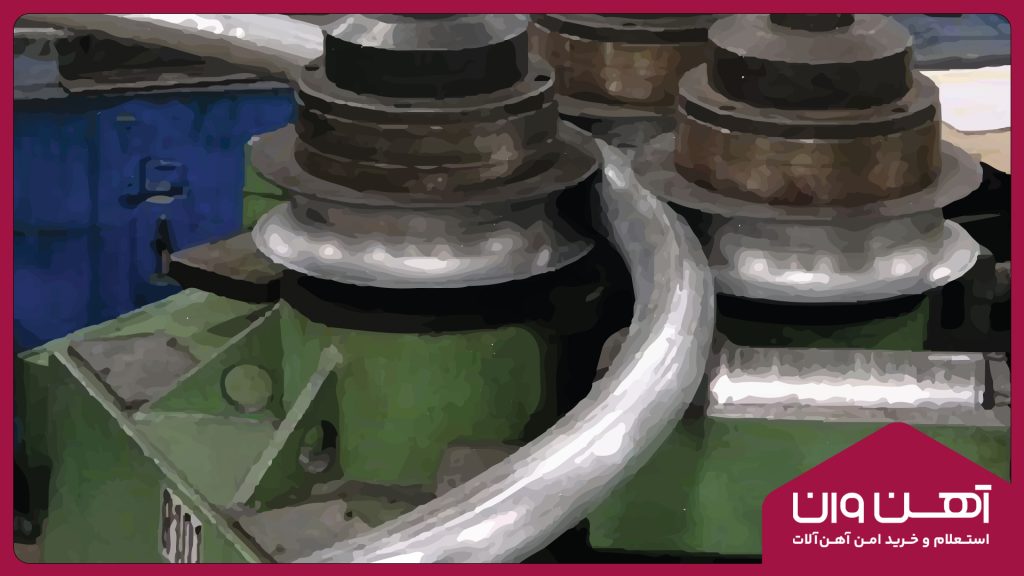 خم‌کن‌های هیدرولیکی از قدرت هیدرولیک برای اعمال نیرو به لوله و خم کردن آن استفاده می‌کنند. دقت و قدرت بالایی دارند و برای خم‌کاری انواع لوله با قطر و ضخامت مختلف مناسب هستند