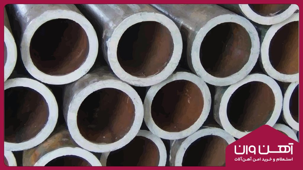 تولید لوله‌های آتش‌خوار، به ویژه مدل‌های بدون درز، به فرآیند دقیق و چند مرحله‌ای نیاز دارد. ابتدا میله‌های فولادی استوانه‌ای که به عنوان ماده اولیه استفاده می‌شوند، تحت دماهای بسیار بالا قرار می‌گیرند تا به حالت قابل شکل‌دهی درآیند