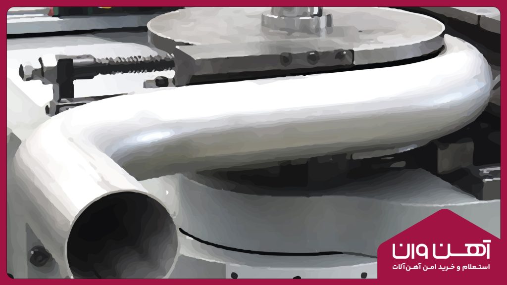 در روش خم‌کاری القایی، لوله فولادی را درون یک کویل قرار می‌دهند و جریان الکتریکی از طریق سیم پیچ کویل عبور می‌یابد