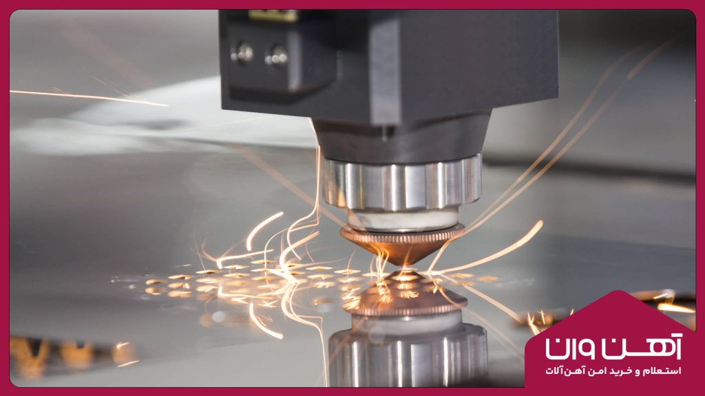 تصویر عکس میان مقاله دستگاه برش CNC را نشان میدهد.