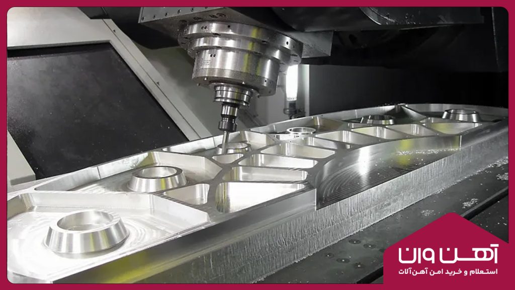تصویر نمایشگر عکس میان مقاله کار با دستگاه برش CNC است.